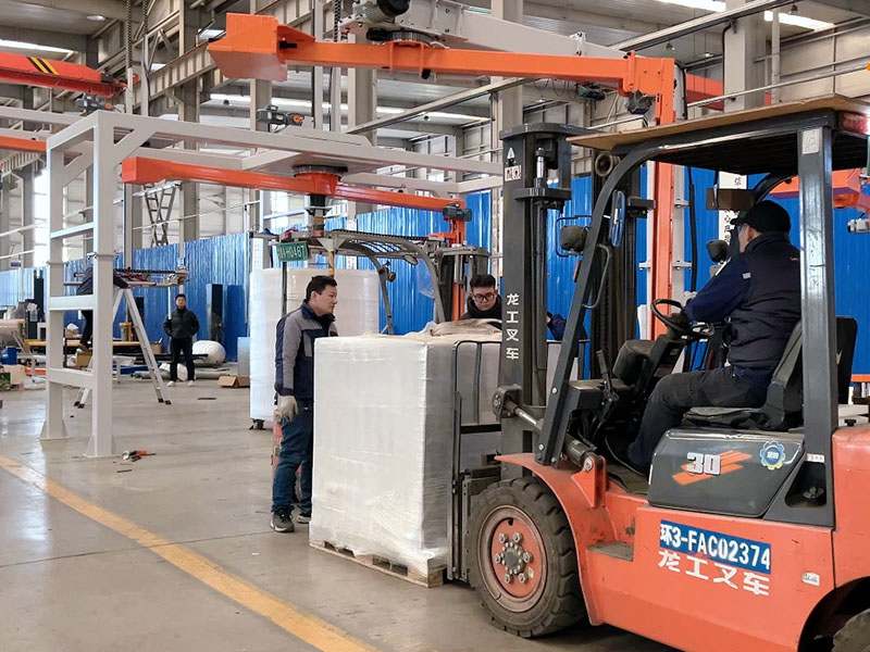 高堆货物包装难题？这款摇臂缠绕机给出智能解决方案