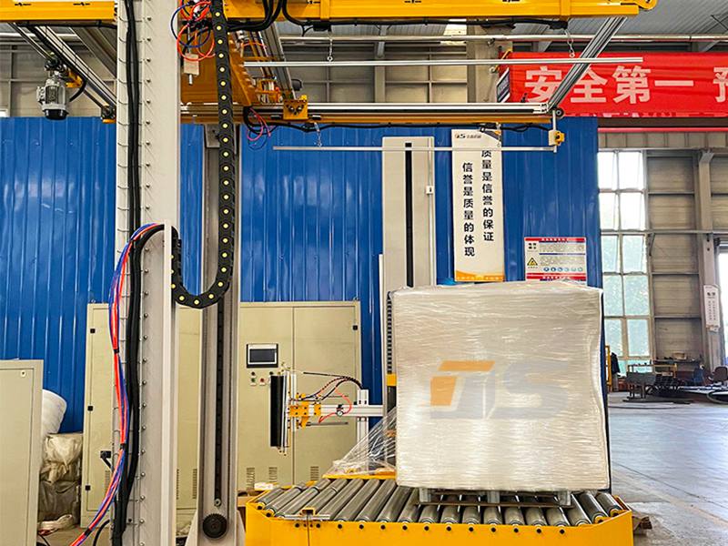 包装流程总靠人工协调？在线覆顶缠绕一体机助力企业实现无人化稳定