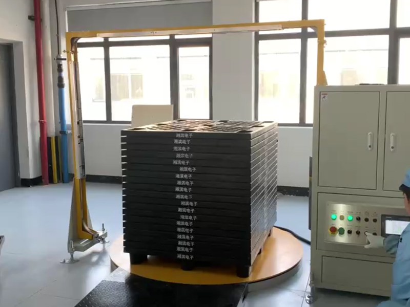 穿剑缠膜一体机为整托包装提供高效解决方案