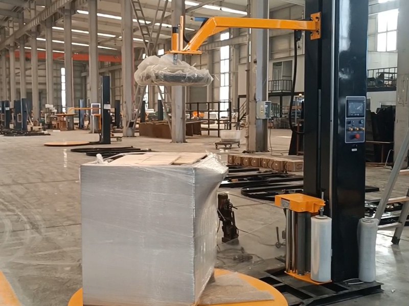 高堆货物运输中易散垛？电动压顶缠绕包装机助力打包更稳更紧实