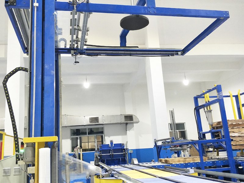 运输途中积灰、淋湿、损标签？试试托盘顶部覆膜机一次封顶解决