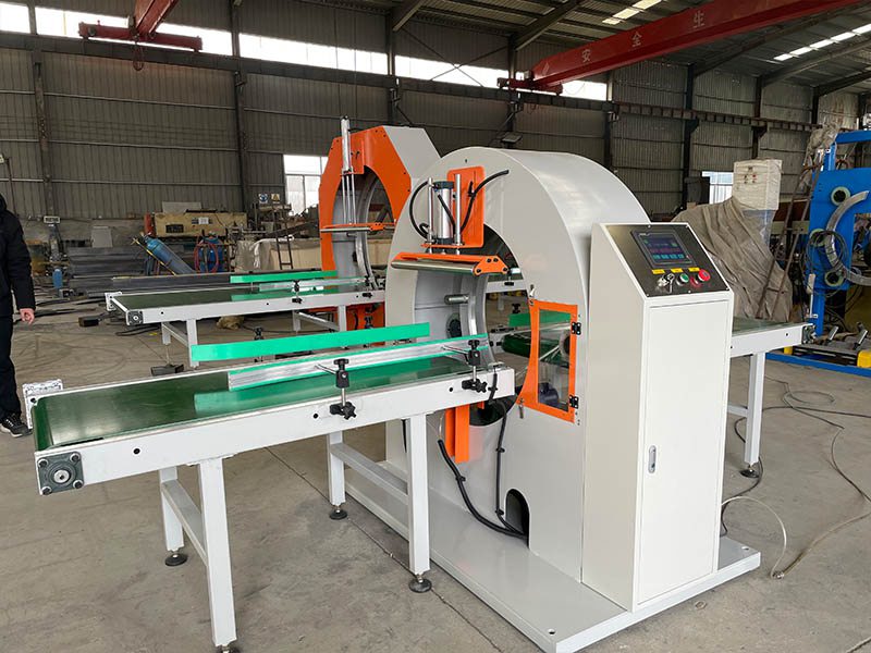 卧式缠绕包装机专为长条型物料设计，实现高效缠膜防护与包装标准化