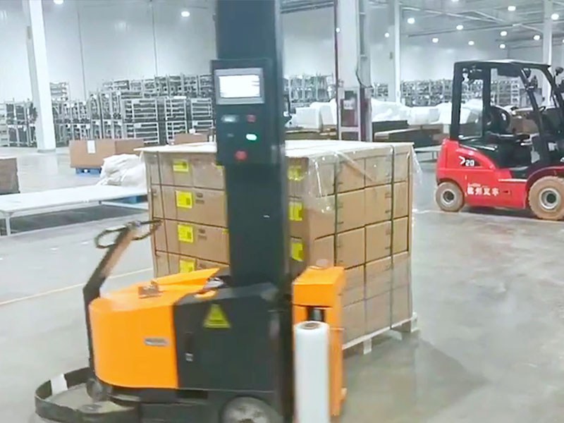 想打哪就打哪，自走式缠绕机专治“货物位置难搬动”