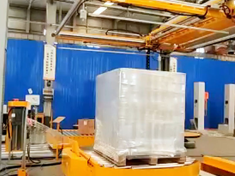 还在人工盖膜？连线缠膜设备加上覆顶才是真正的自动化打包