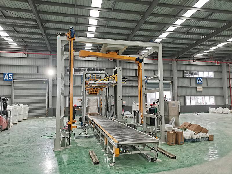 吨袋捆扎机专为大袋物料打造，一键收紧打包带，运输更省心