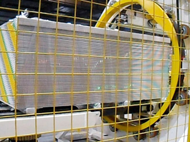 水平缠绕膜打包机专为长条物料设计，解决异形包装难题