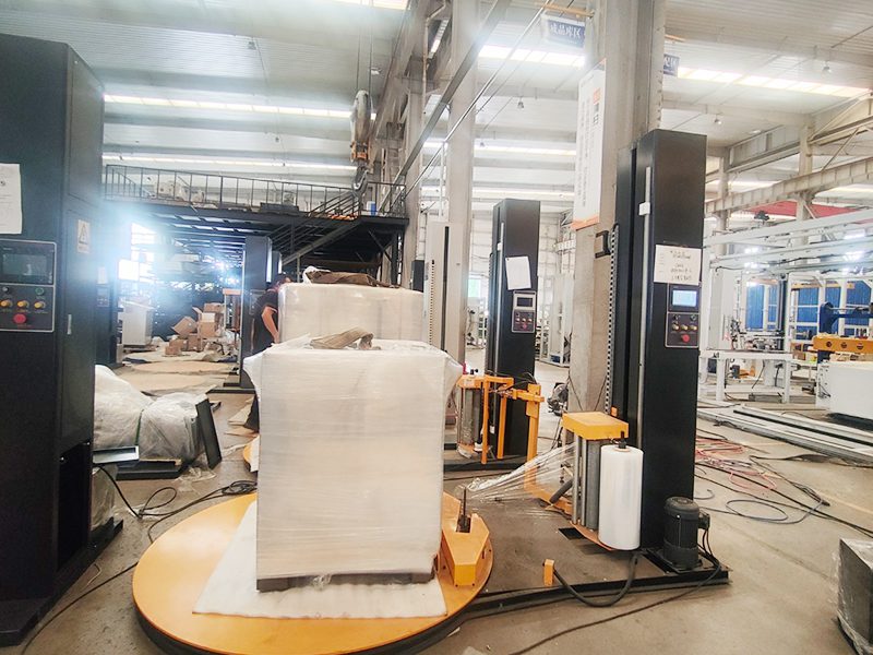 用膜太快成本高？预拉伸缠绕膜包装机帮你省出一大截