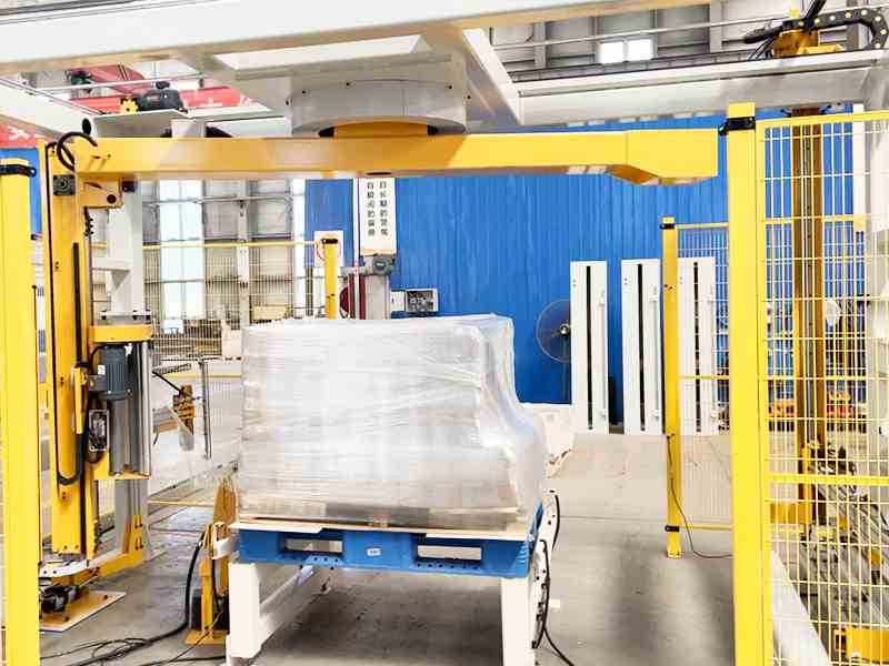 从缠膜到覆顶一步到位，全自动悬臂覆顶式缠绕包装机如何保障货物安