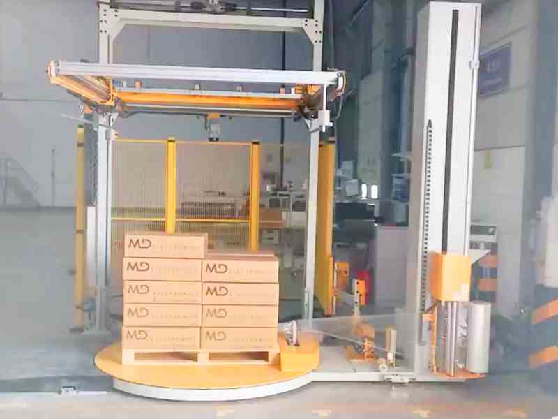 托盘顶部易受潮？覆顶膜缠绕膜机提升整托防护完整度