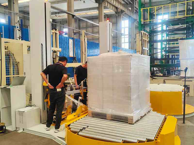 人工缠膜跟不上产线节奏？在线式托盘缠膜机改善包装效率与稳定性