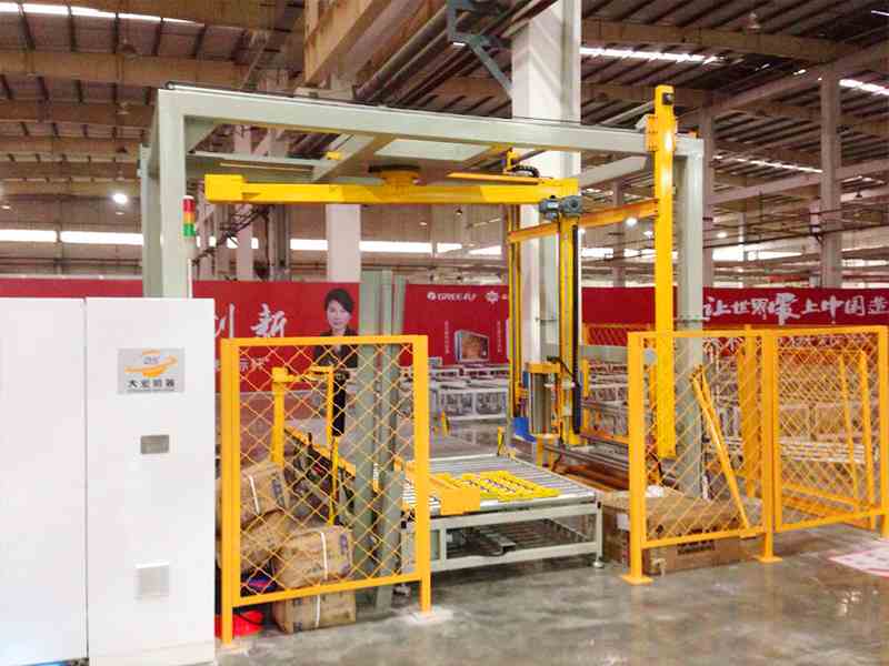 摇臂覆顶缠膜机：适用于顶部易受潮托盘的五面包覆解决方案