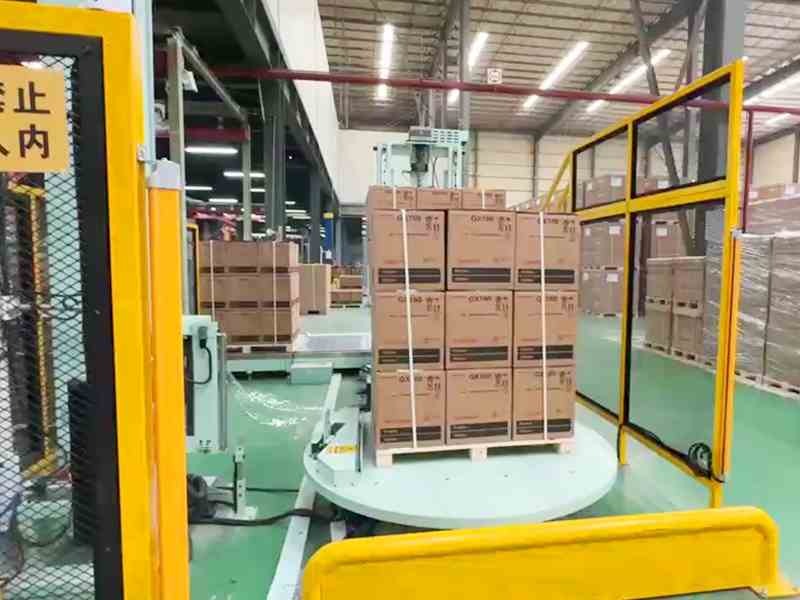 仓库出库不稳固？纸箱产品缠膜机改善纸箱托盘整体性