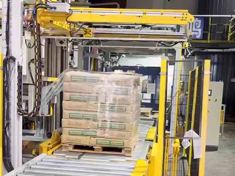 产线出库节奏快？在线式覆膜缠绕机实现托盘连续自动包装