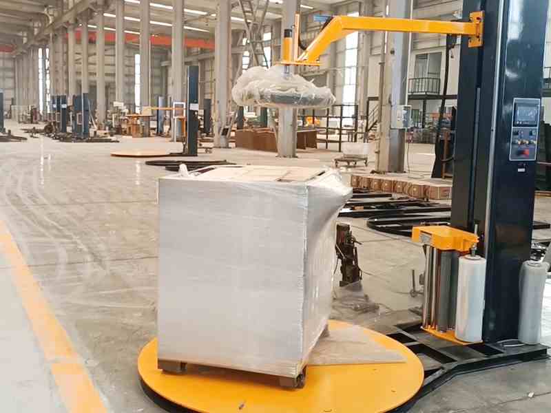 轻型托盘缠膜易晃动？压顶式缠绕膜包装机辅助稳定缠膜包装