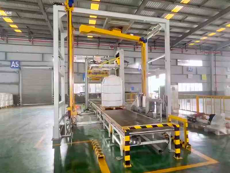 托盘顶部易受潮、运输易进灰？覆顶膜悬臂式缠膜机实现五面防护包装