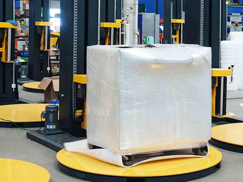 打托盘缠膜设备用于托盘货物出库前的薄膜固定作业