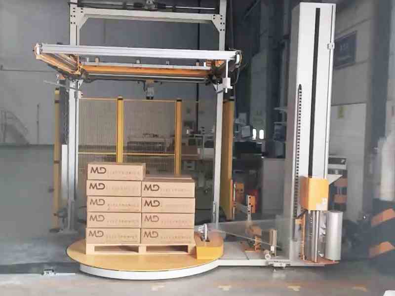 托盘顶部防护不到位？缠绕覆膜机实现四周加顶部整体包覆