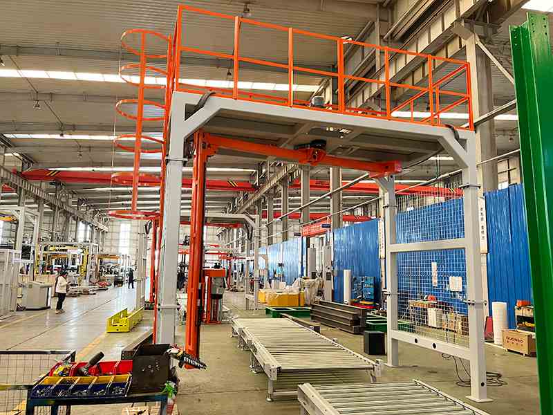 连续出库托盘如何自动缠膜？摇臂式在线缠膜机对接输送线作业