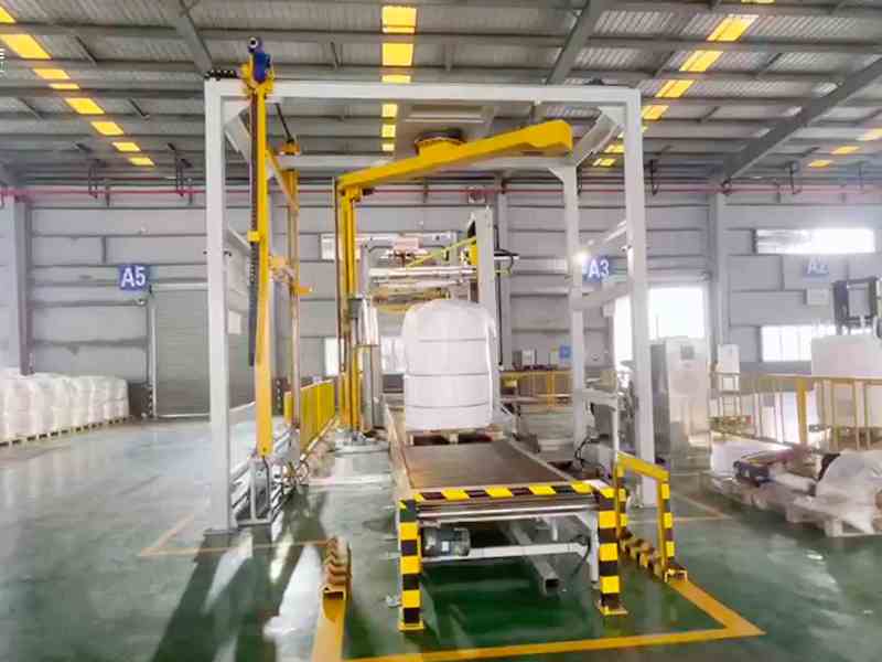 托盘连续出库需同时缠膜与覆膜？摇臂覆膜在线缠绕机满足自动包装需