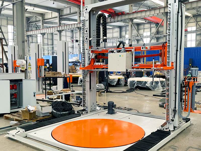 托盘打托与绕膜同步完成的自动化包装设备，提高打包效率