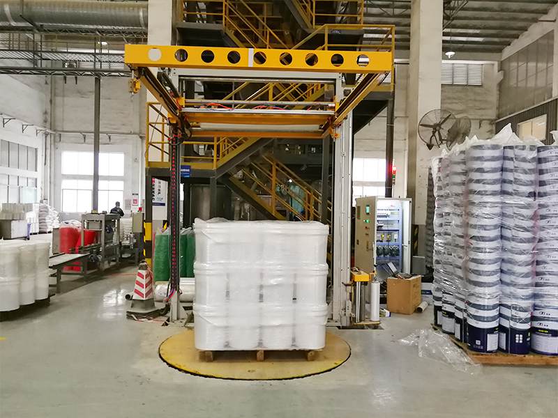 托盘出库遇到雨天受潮？自动覆顶缠膜机解决顶部防护盲区