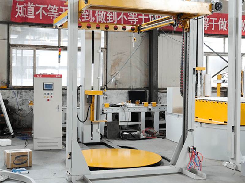 托盘缠绕覆膜机如何实现整托货物